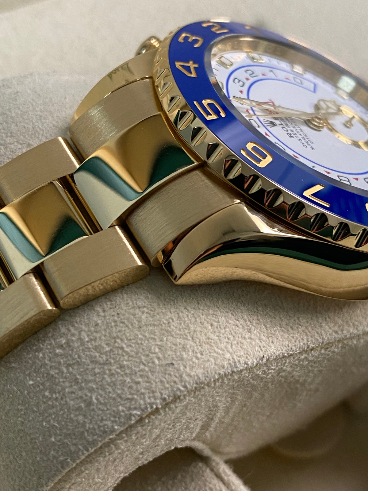 Rolex Yellow Gold Yacht-Master II - 2023 - White Dial - 116688 *FULL SET*