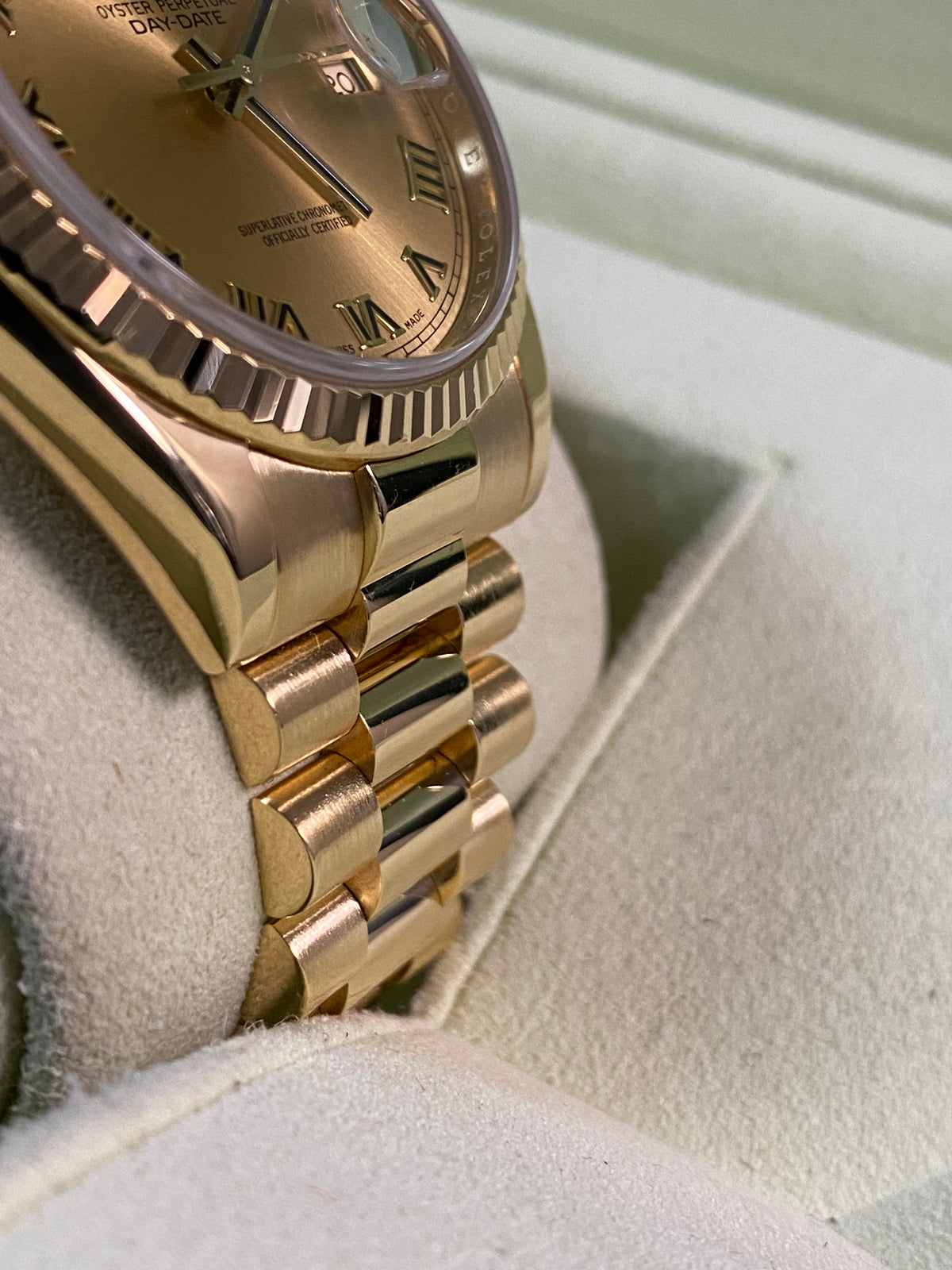 Rolex Yellow Gold Day-Date 36 - G serial - Fluted Bezel - Champagne Roman Dial - President Bracelet - 118238 *FULL SET*