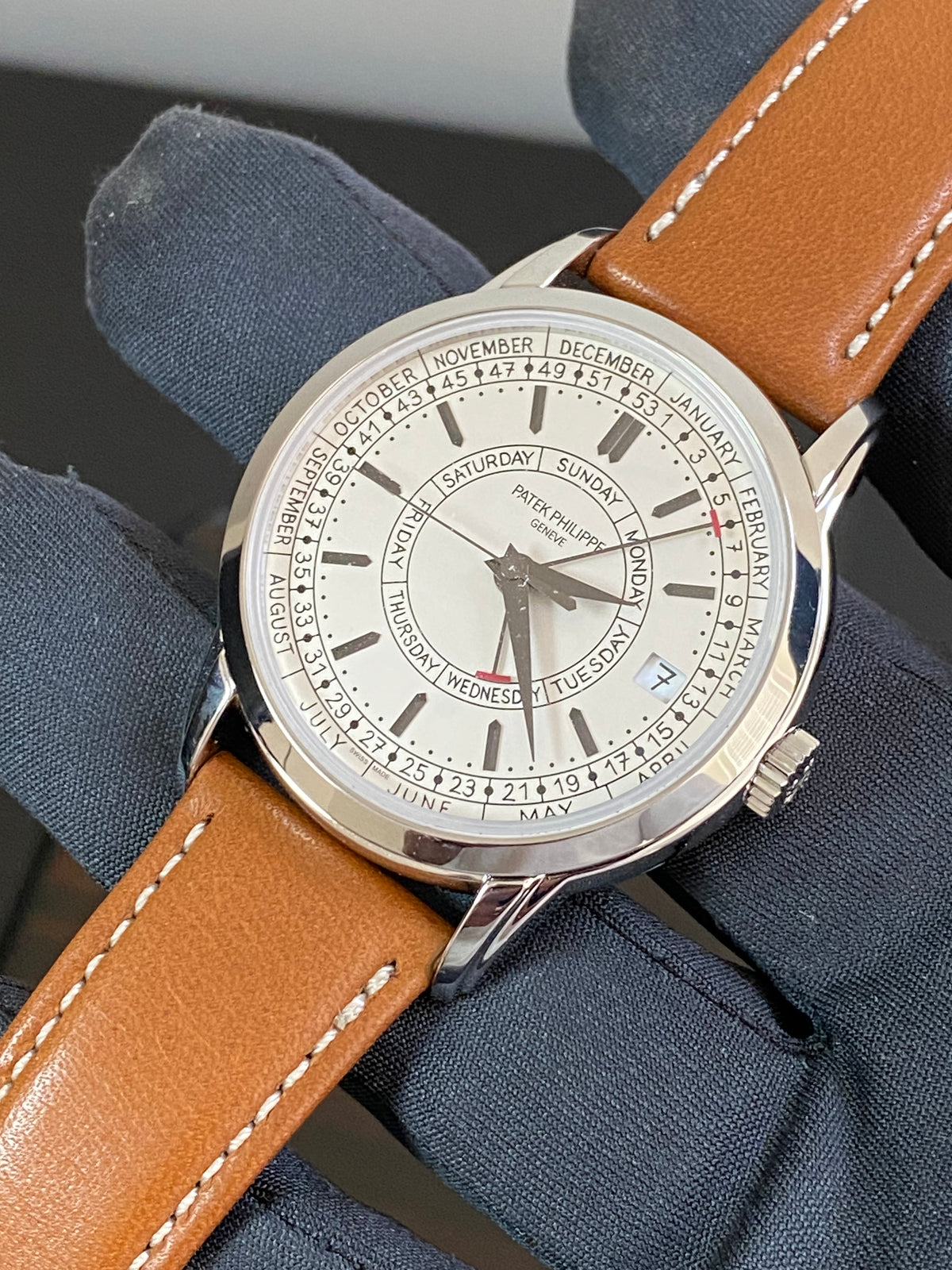 Patek Philippe Calatrava Weekly Calendar - 2022 - Silvery Opaline Dial - Brown Leather Strap - 5212A-001 *FULL SET*