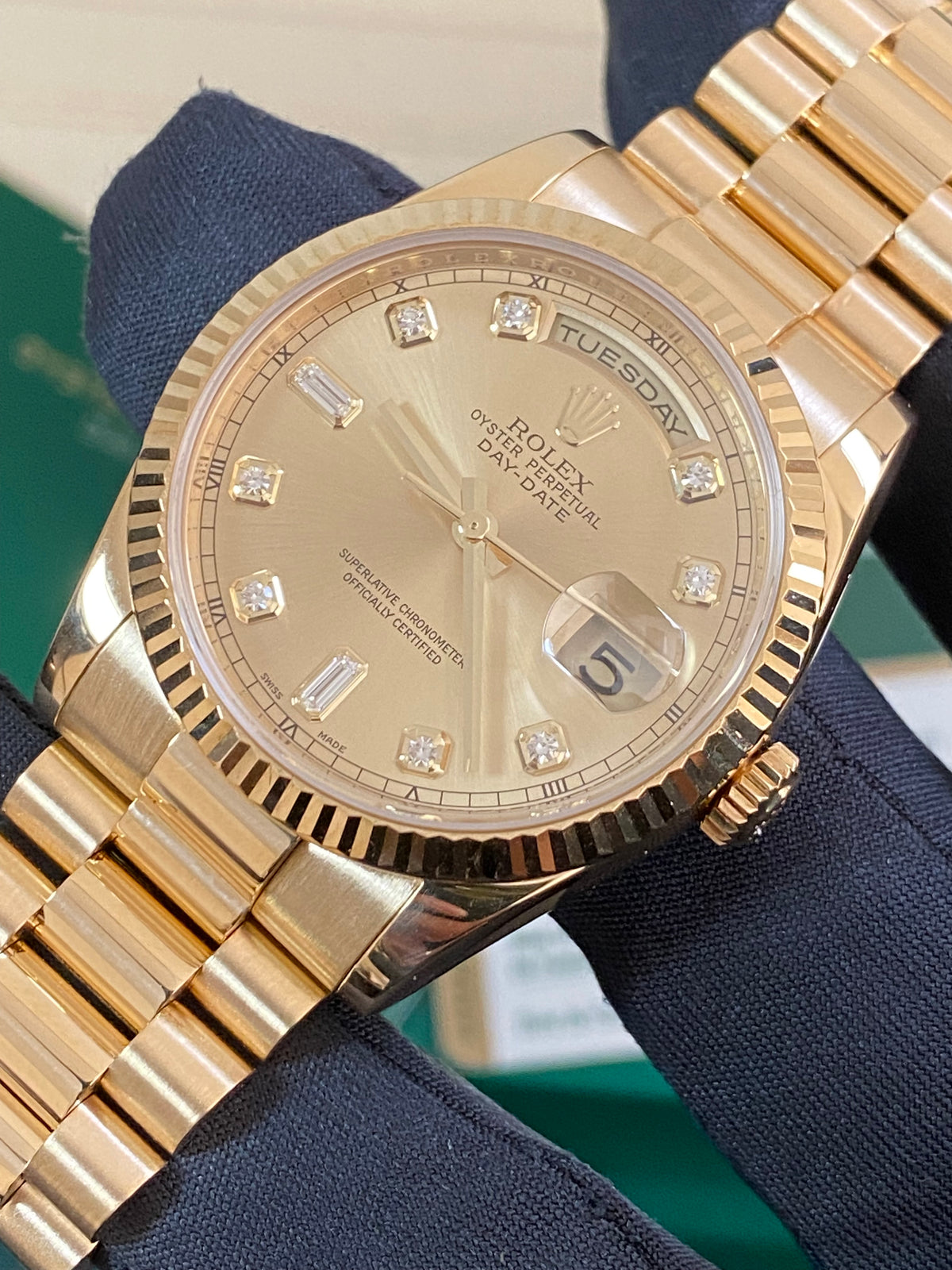 Rolex Yellow Gold Day-Date 36 - Z serial - Fluted Bezel - Champagne Diamond Dial - President Bracelet - 118238 *FULL SET*