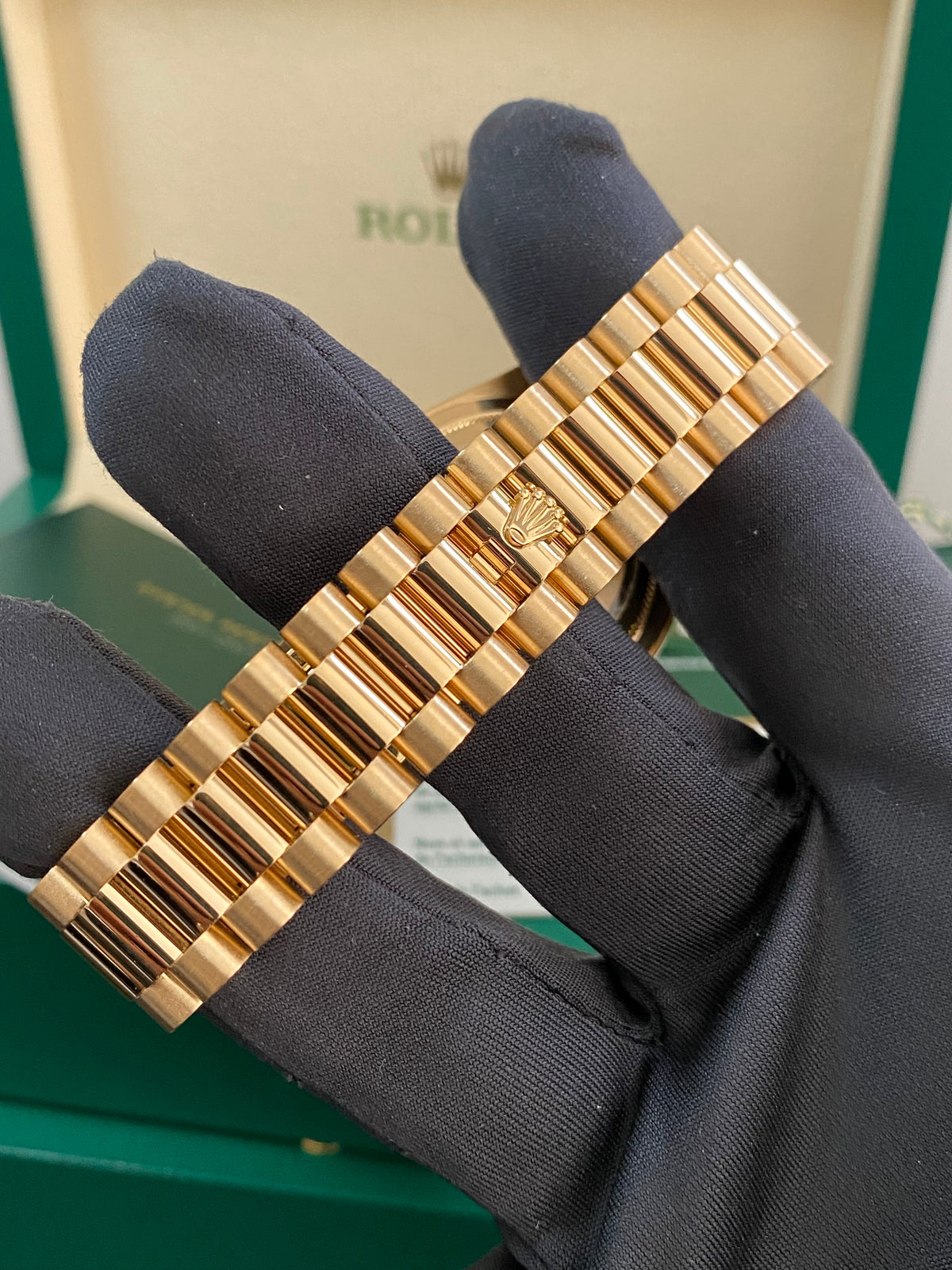 Rolex Yellow Gold Day-Date 36 - Z serial - Fluted Bezel - Champagne Diamond Dial - President Bracelet - 118238 *FULL SET*