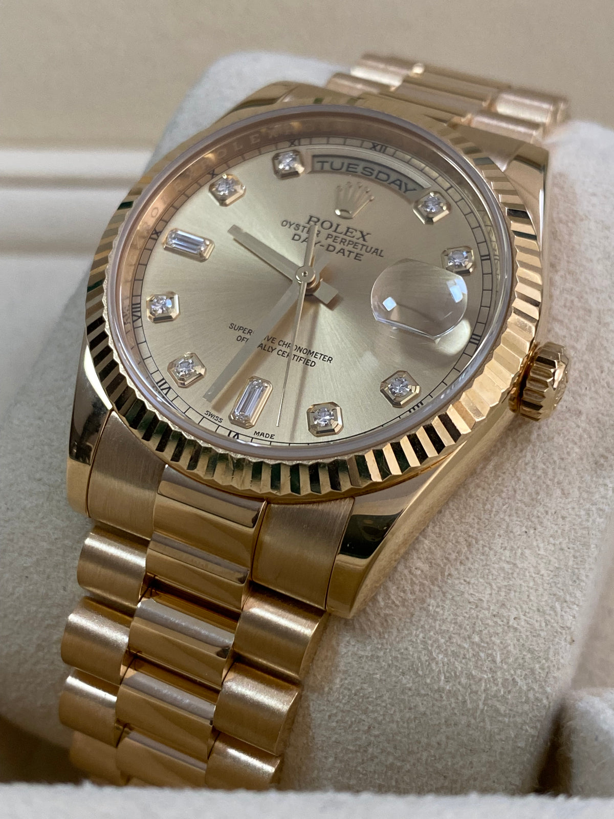 Rolex Yellow Gold Day-Date 36 - Z serial - Fluted Bezel - Champagne Diamond Dial - President Bracelet - 118238 *FULL SET*