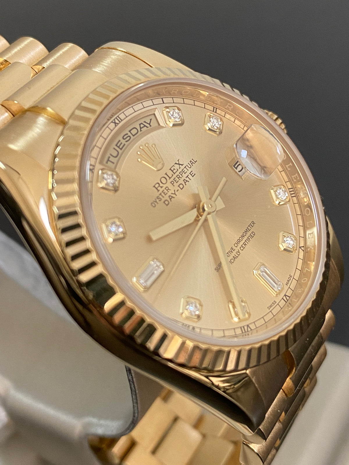 Rolex Yellow Gold Day-Date 36 - Z serial - Fluted Bezel - Champagne Diamond Dial - President Bracelet - 118238 *FULL SET*