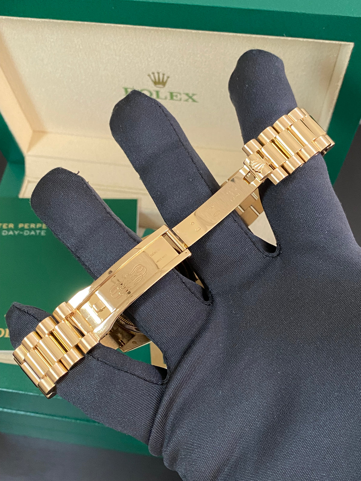 Rolex Yellow Gold Day-Date 36 - Z serial - Fluted Bezel - Factory Diamond Dial - President Bracelet - 118238 *COMPLETE SET*