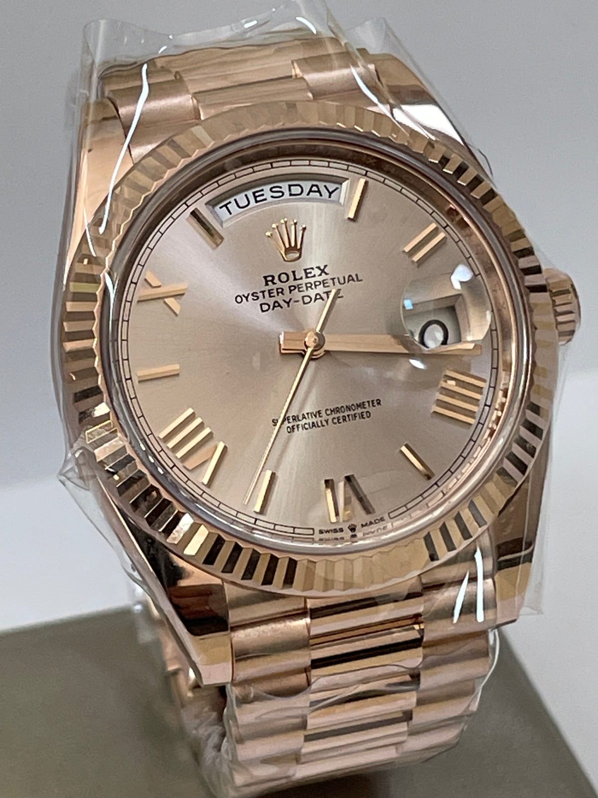 Rolex Everose Gold Day-Date 40 - 2023 - Fluted Bezel - Sundust Bevelled Roman Dial - President Bracelet - 228235