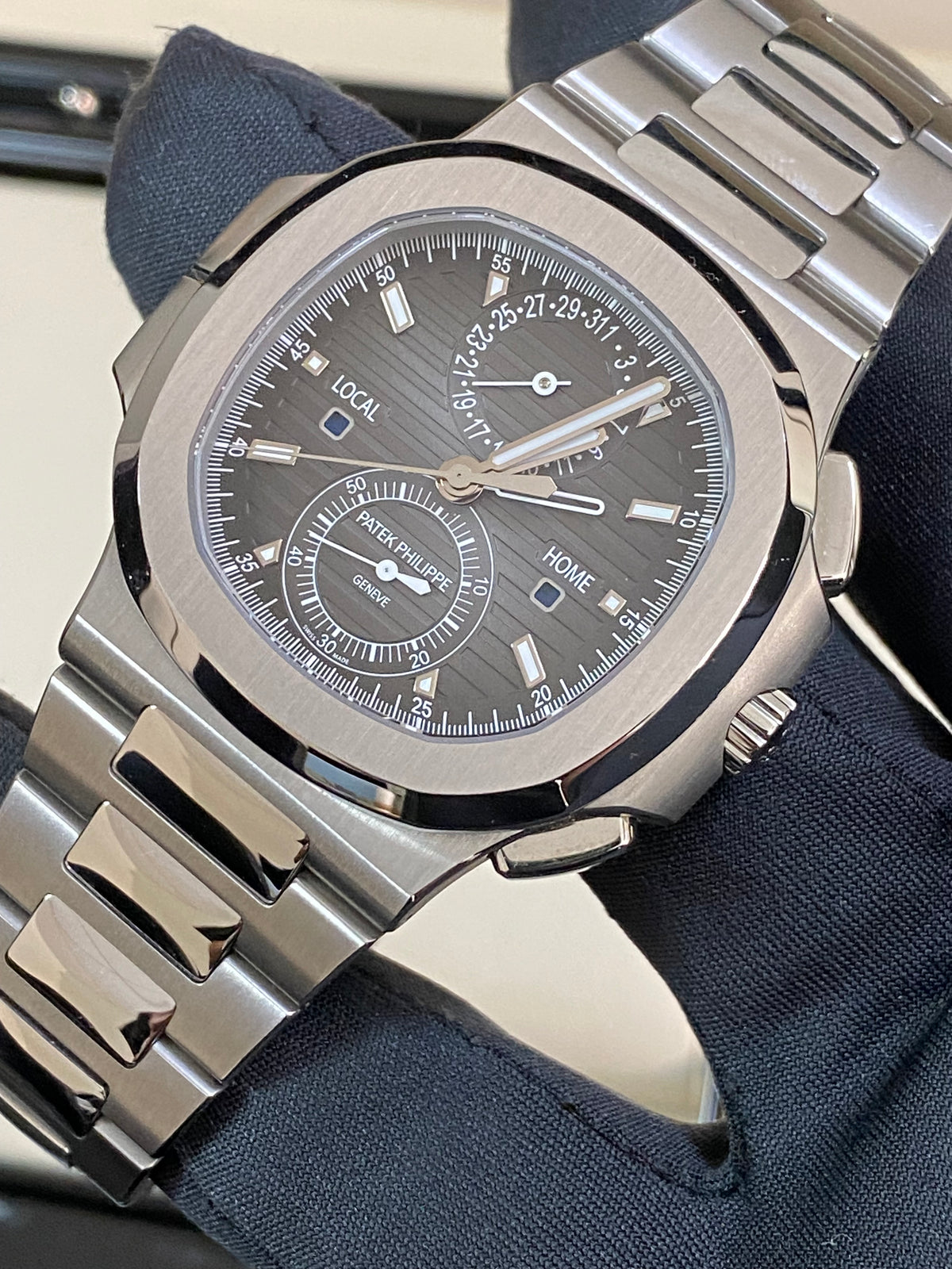 Patek Philippe Nautilus - 2020 - Grey Index Dial - Stainless Steel - 5990/1A-001 *FULL SET*