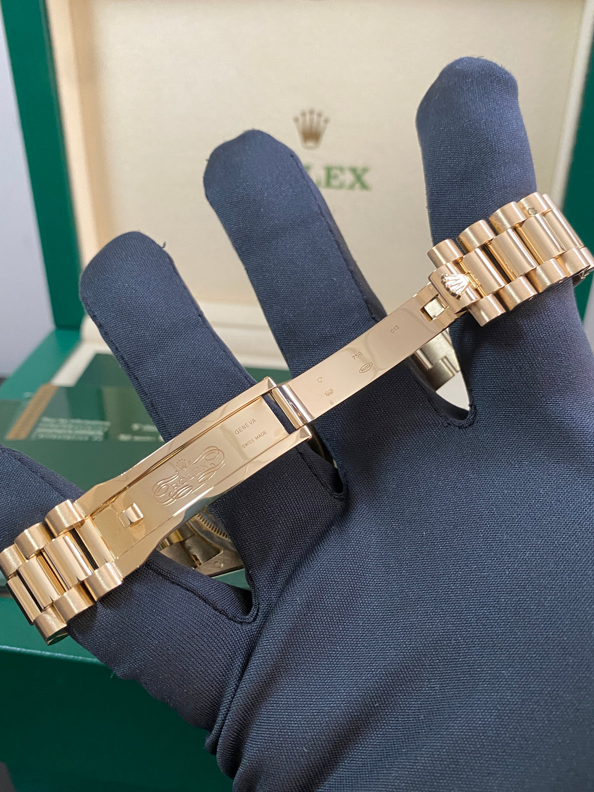 Rolex Yellow Gold Day-Date 36 - G serial - Fluted Bezel - Champagne Roman Dial - President Bracelet - 118238 *COMPLETE SET*