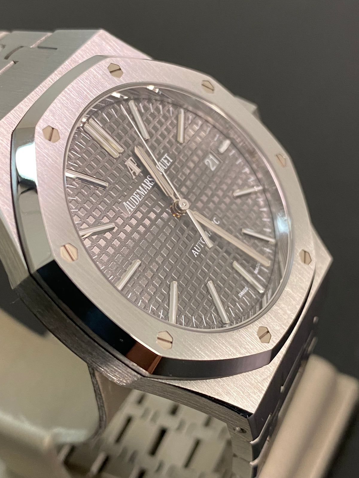 Audemars Piguet Royal Oak Self Winding - 2018 - Grey Dial - 15400ST *FULL SET*