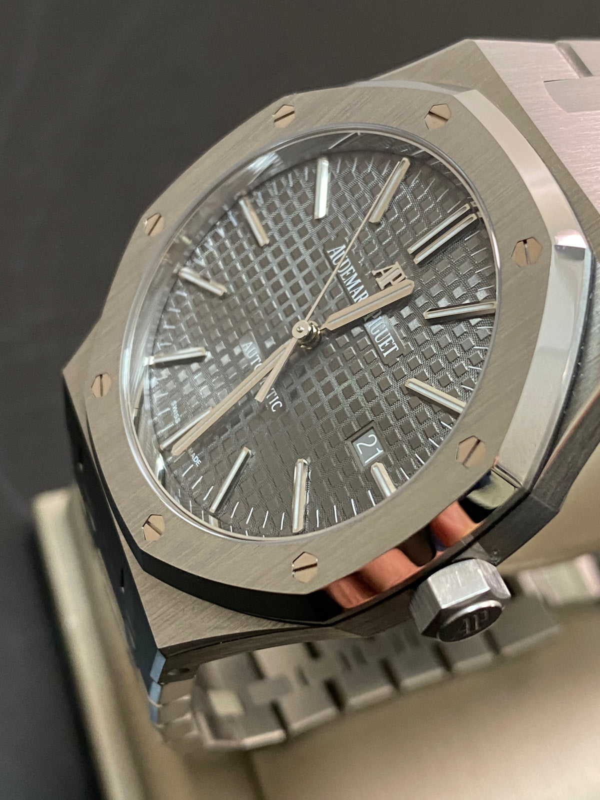 Audemars Piguet Royal Oak Self Winding - 2018 - Grey Dial - 15400ST *FULL SET*