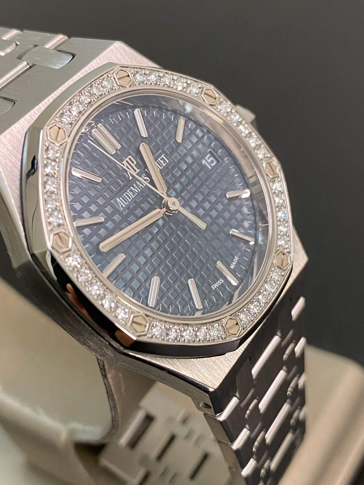 Audemars Piguet Royal Oak Self Winding - 2020 - Diamond-set Bezel - Blue Dial - 77351ST *FULL SET*