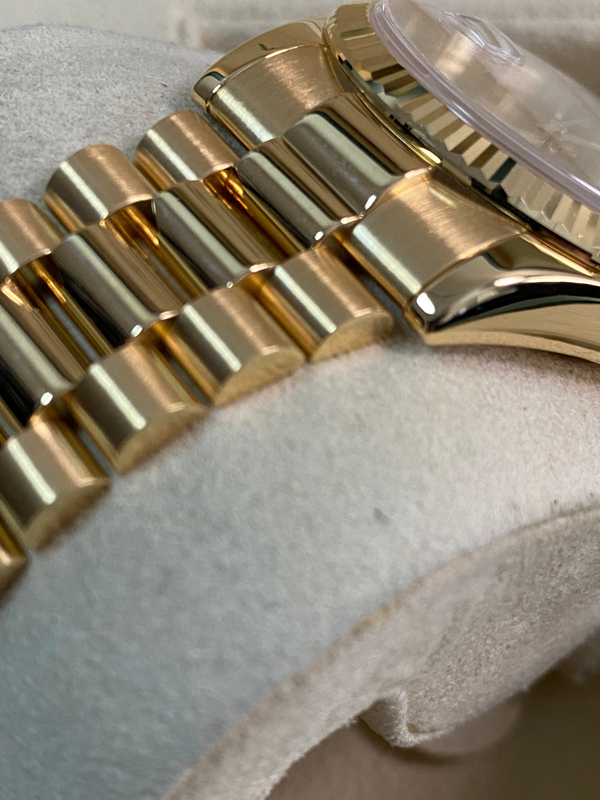 Rolex Yellow Gold Day-Date 36 - 2018 - Fluted Bezel - Champagne Index Dial - President Bracelet - 118238 *UNPOLISHED*