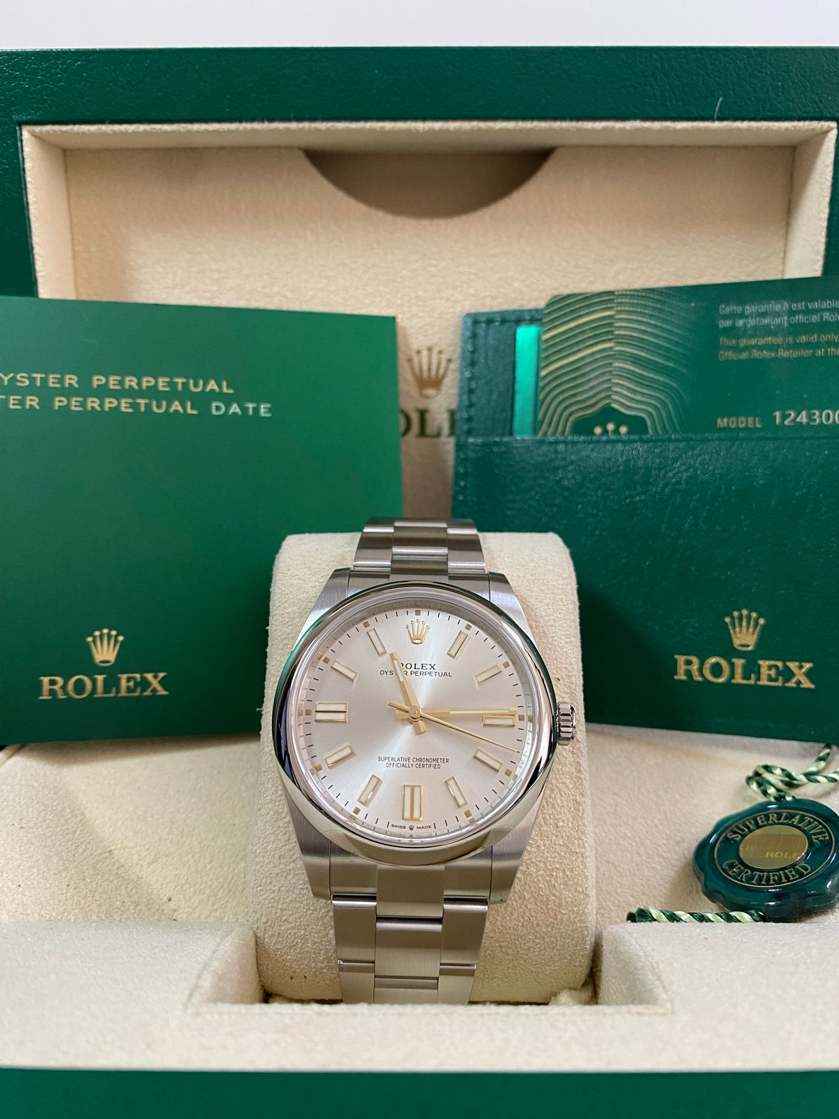 Rolex Oyster Perpetual 41 - 2021 - Domed Bezel - Silver Index Dial - Oyster Bracelet - 124300 *COMPLETE SET*