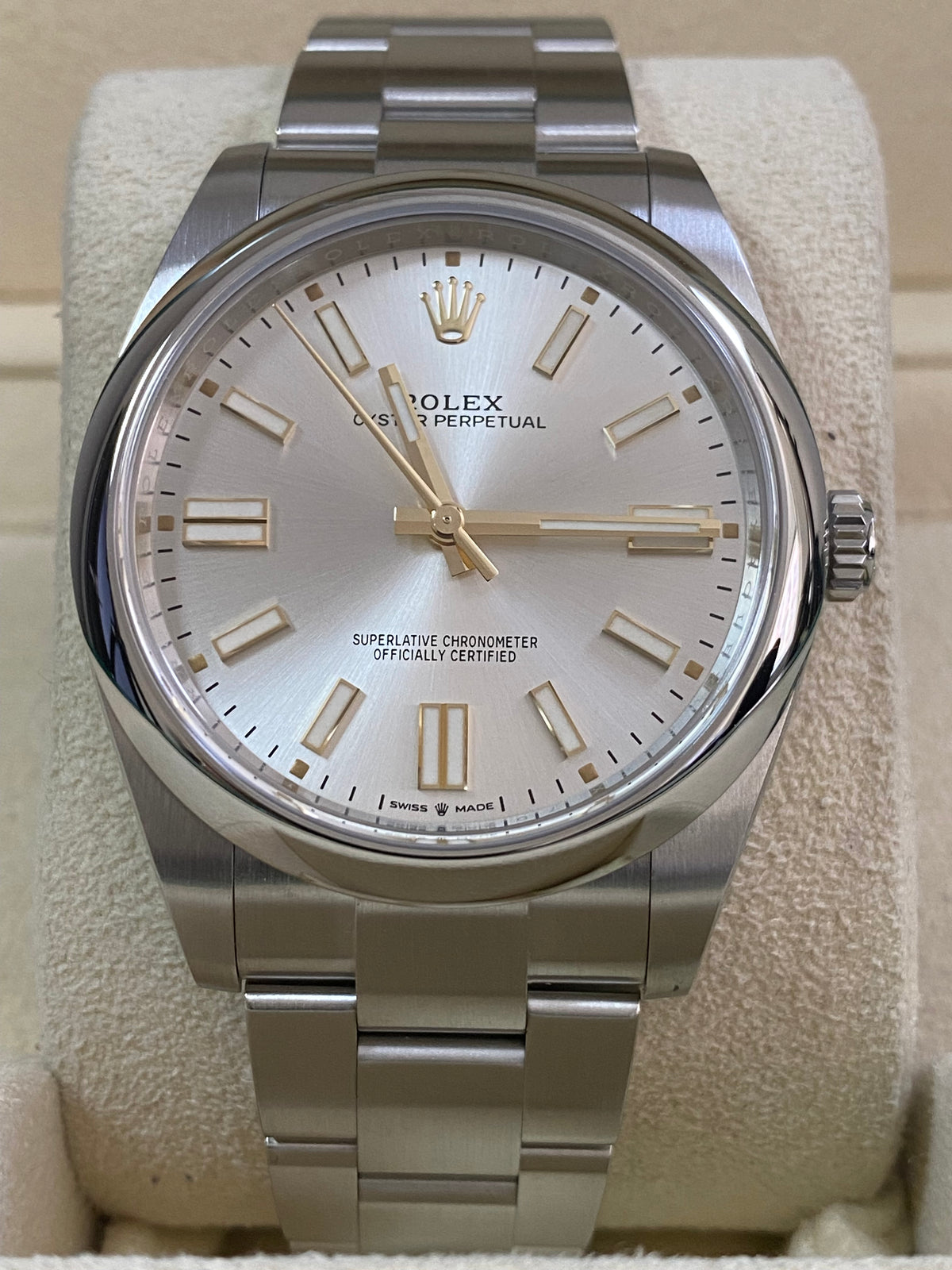 Rolex Oyster Perpetual 41 - 2021 - Domed Bezel - Silver Index Dial - Oyster Bracelet - 124300 *COMPLETE SET*