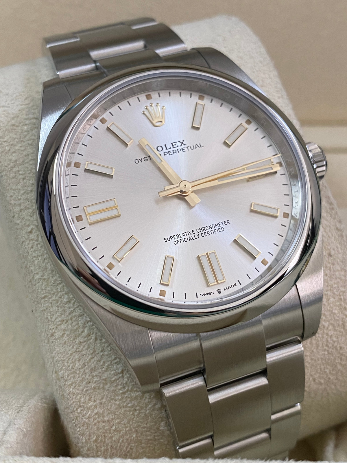 Rolex Oyster Perpetual 41 - 2021 - Domed Bezel - Silver Index Dial - Oyster Bracelet - 124300 *COMPLETE SET*