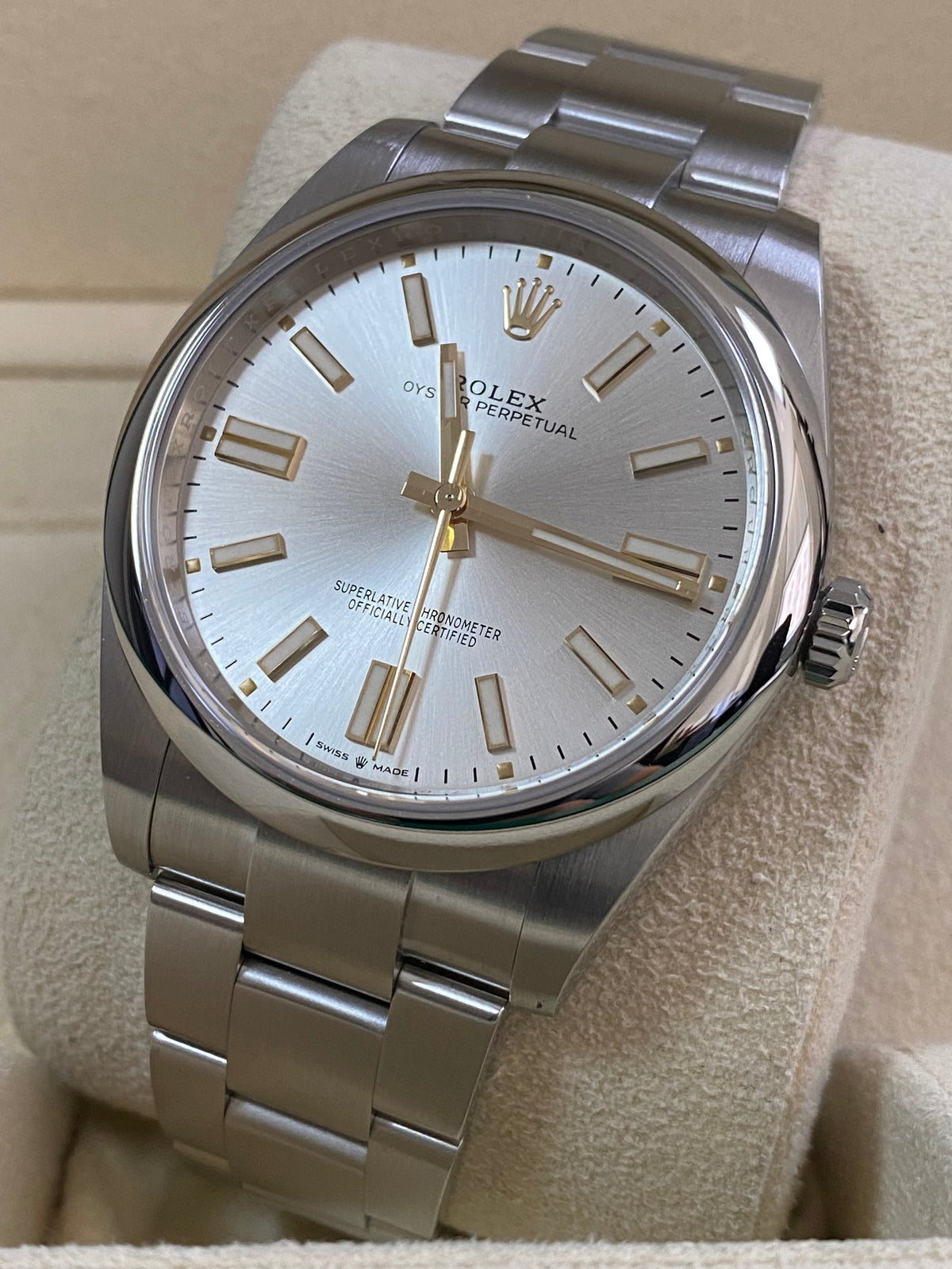 Rolex Oyster Perpetual 41 - 2021 - Domed Bezel - Silver Index Dial - Oyster Bracelet - 124300 *COMPLETE SET*