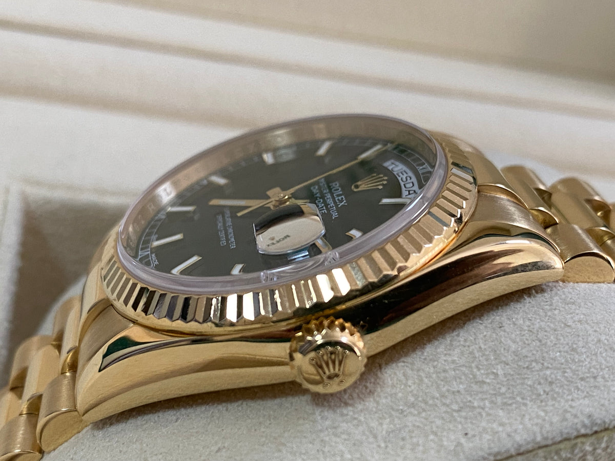 Rolex Yellow Gold Day-Date 36 - 2016 - Fluted Bezel - Green Dial - President Bracelet - 118238 *FULL SET*