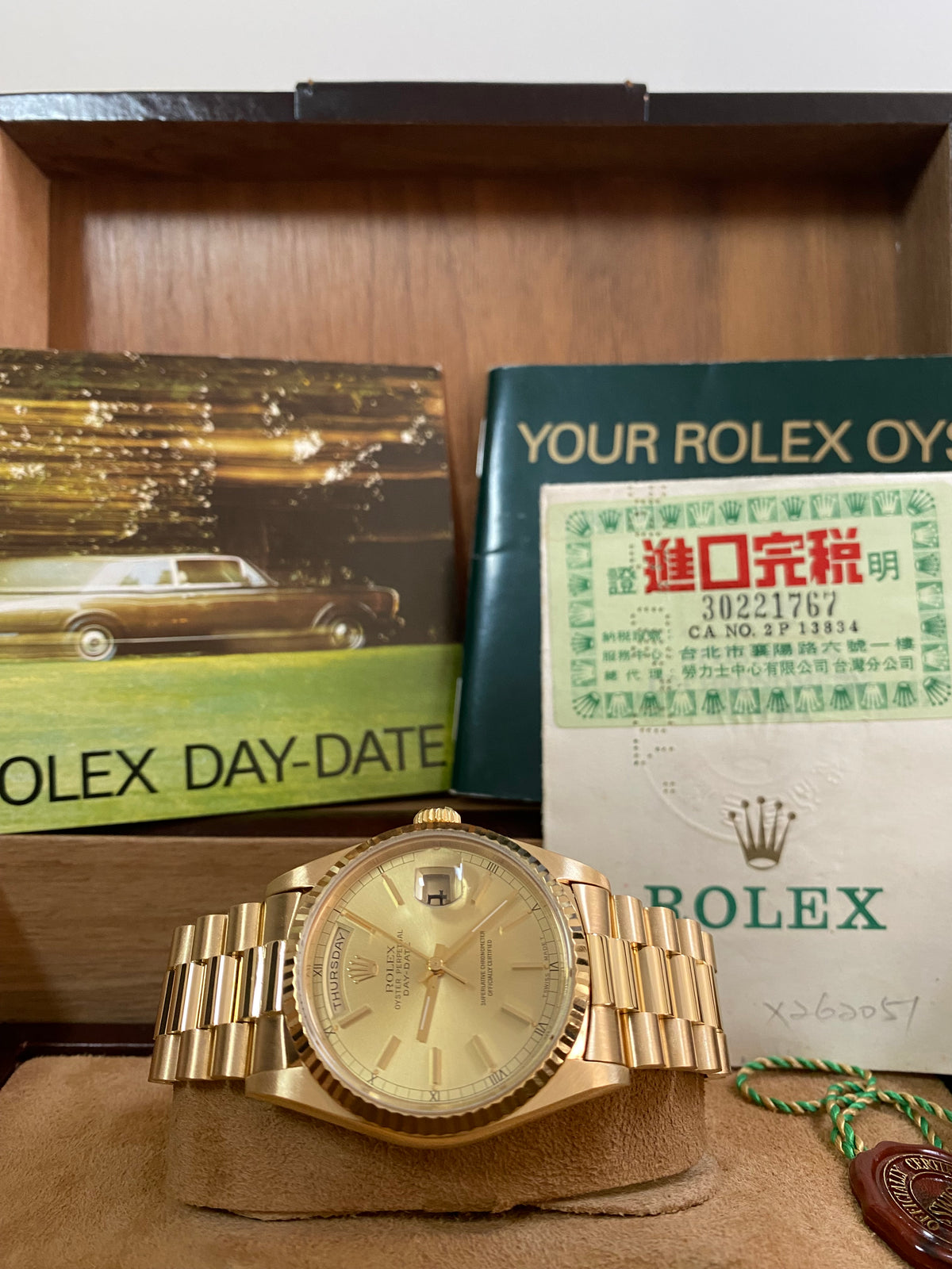 Rolex Yellow Gold Day-Date 36 - X serial - Fluted Bezel - Champagne Dial - Double Quickset - President Bracelet - 18238 *FULL SET*