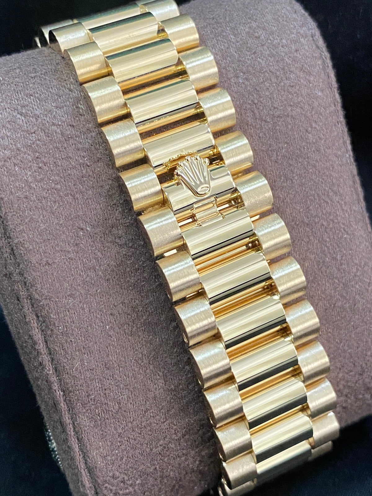 Rolex Yellow Gold Day-Date 40 - 2024 - Fluted Bezel - Onyx Baguette Dial - President Bracelet - 228238 *FULL SET*