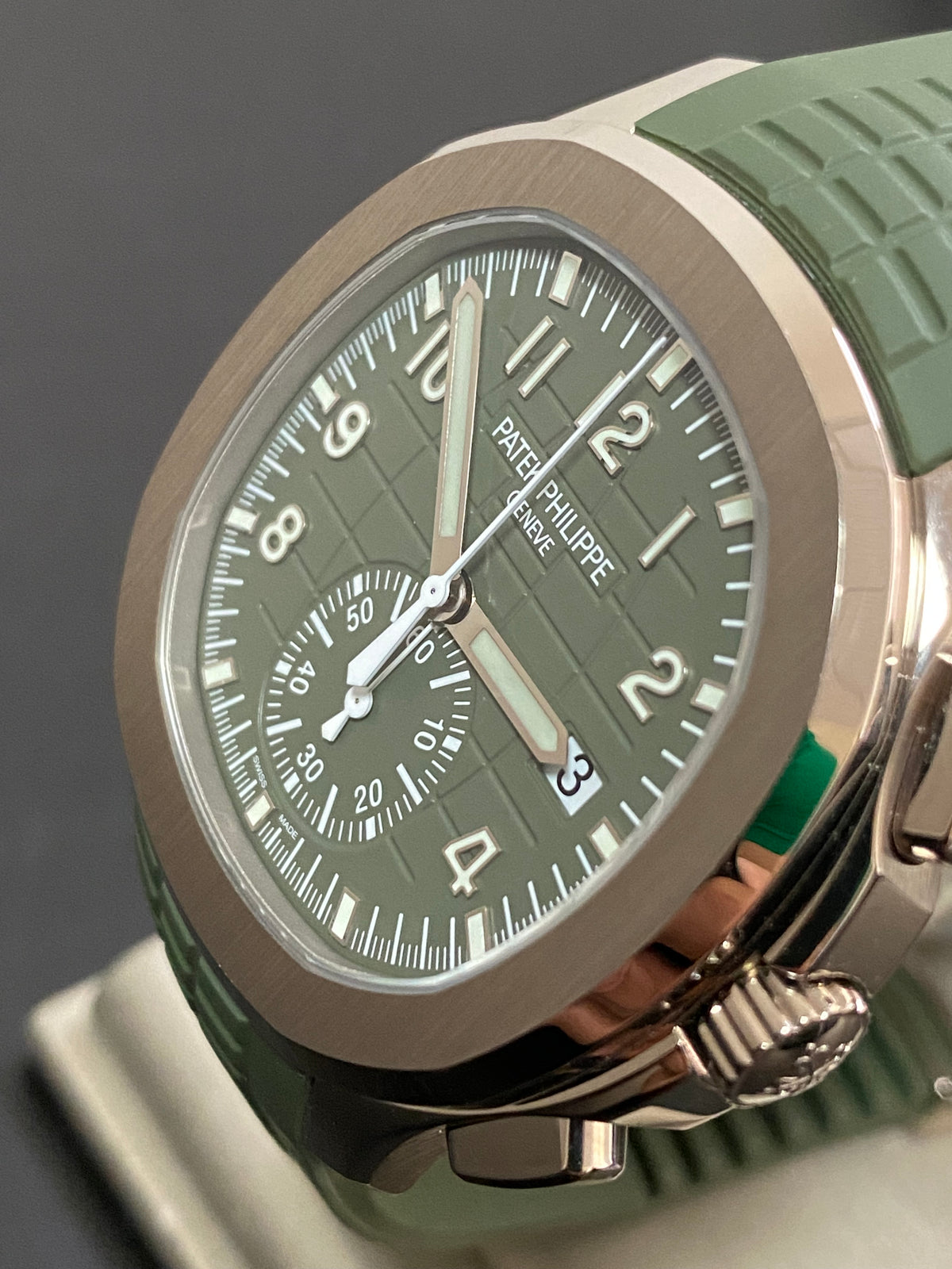 Patek Philippe Aquanaut White Gold - 2022 - 42.2 mm - Khaki Green Embossed Dial - 5968G-010 *FULL SET*