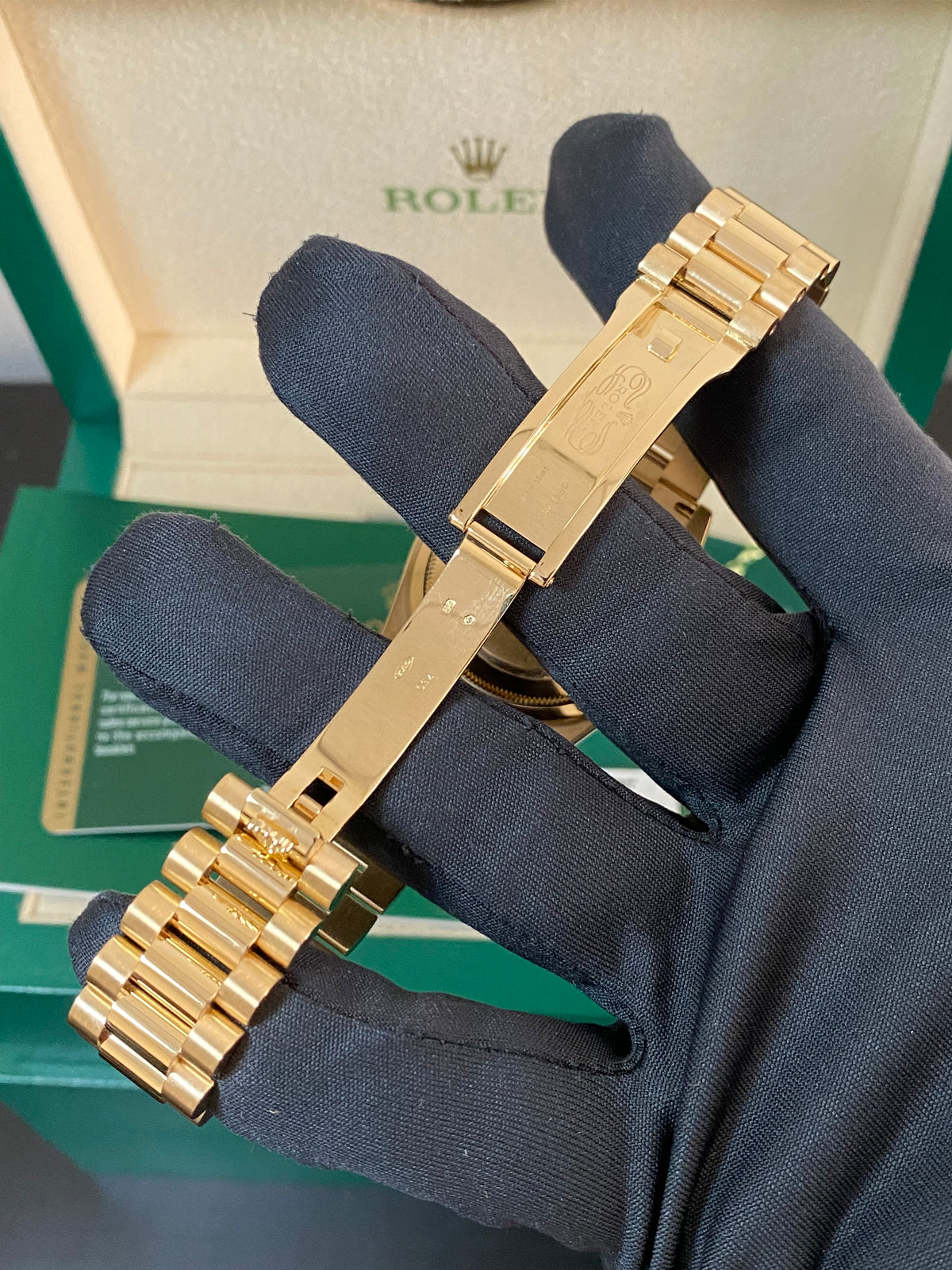 Rolex Yellow Gold Day-Date 36 - M serial - Fluted Bezel - Silver Index Dial - President Bracelet - 118238 *OPEN CARD*