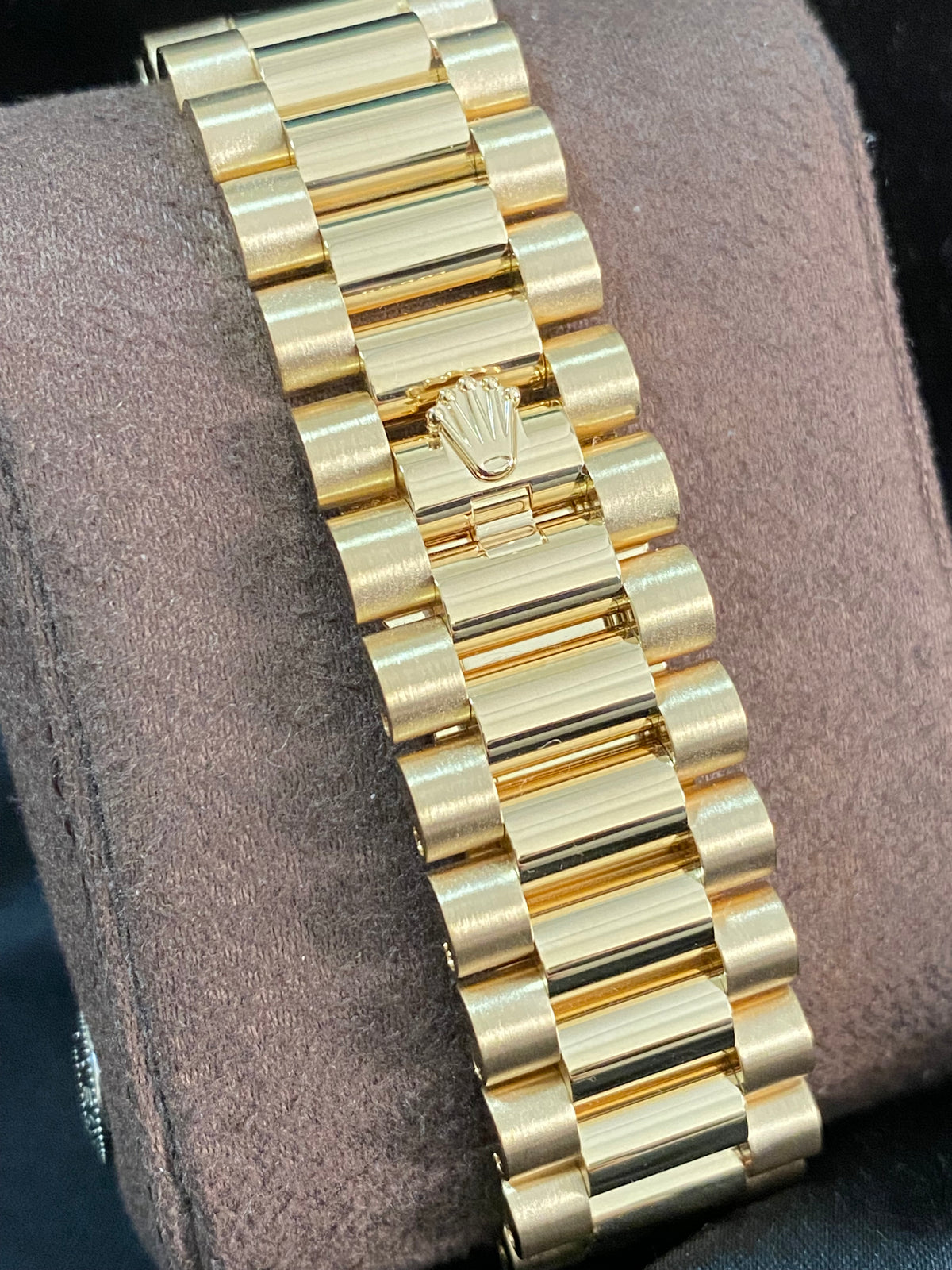 Rolex Yellow Gold Day-Date 40 - 2022 - Fluted Bezel - Baguette Diamond Dial - President Bracelet - 228238 *FULL SET*