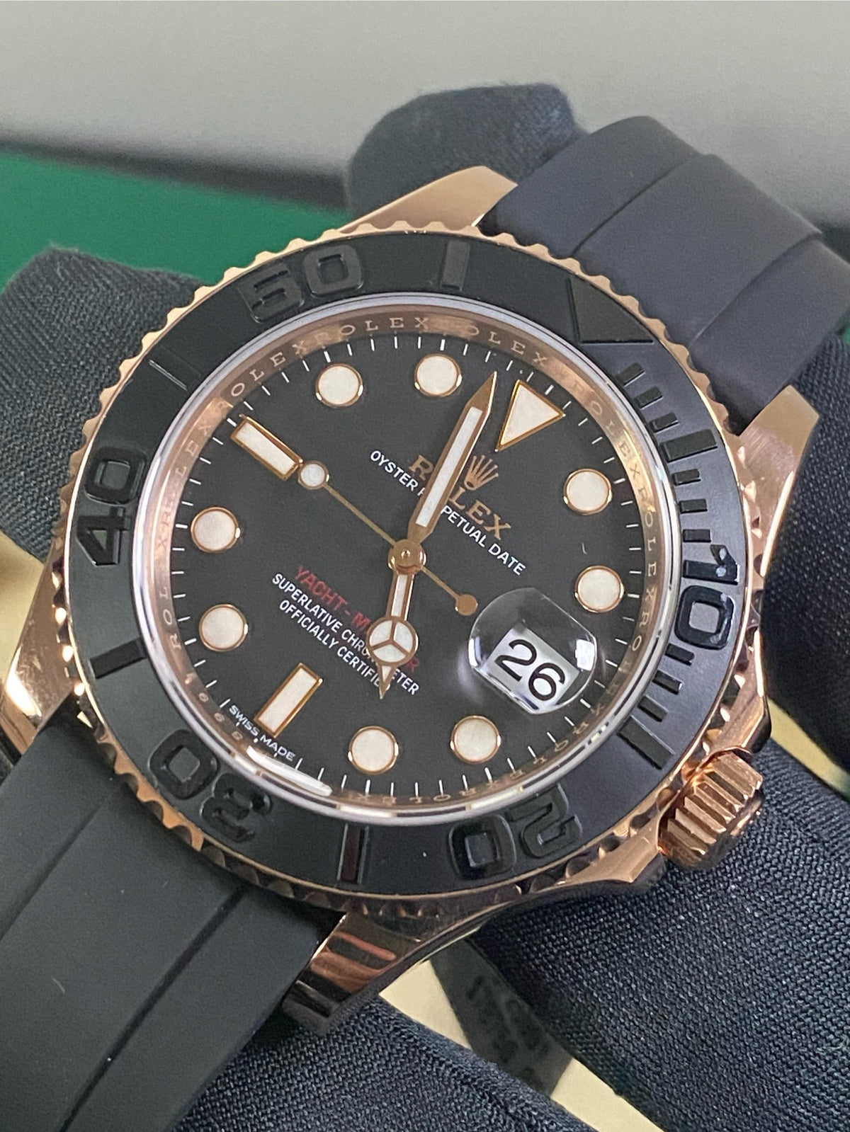 Rolex Everose Gold Yacht-Master 40 - Black Dial - Oysterflex Strap - 116655