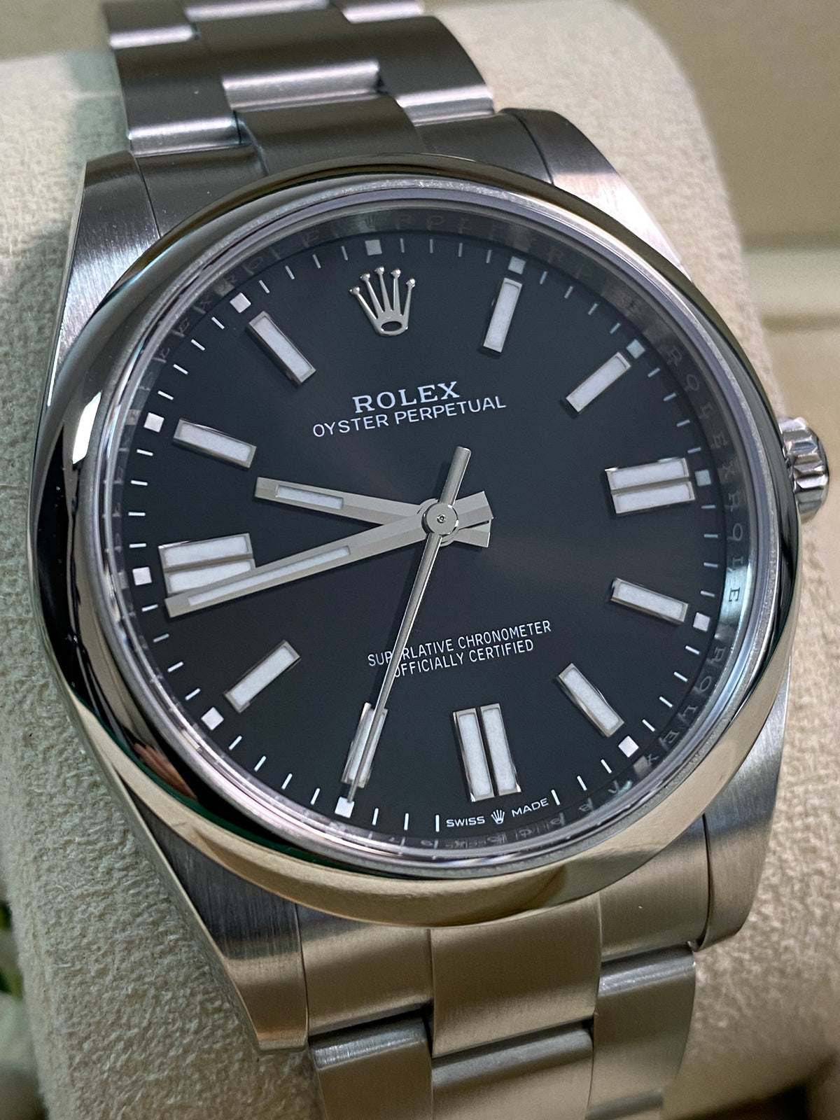 Rolex Oyster Perpetual 41 - 2024 - Domed Bezel - Black Index Dial - Oyster Bracelet - 124300 *FULL SET*