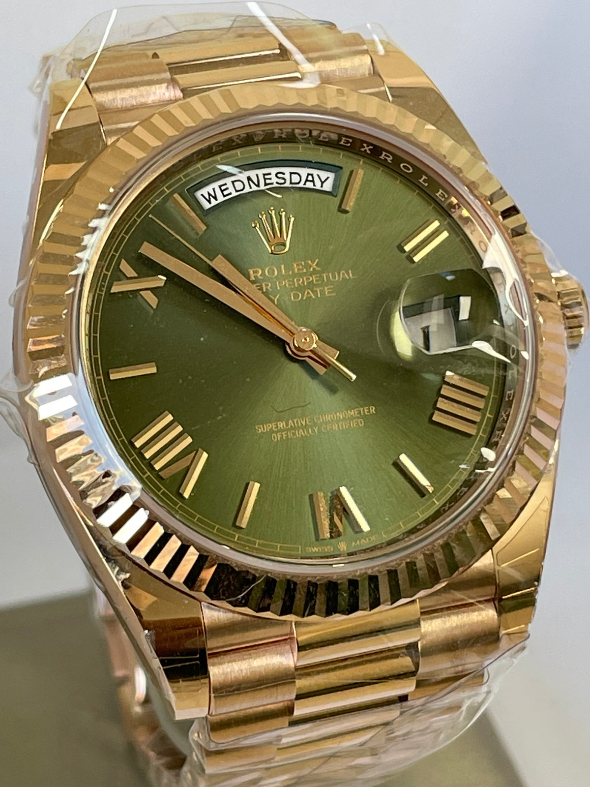 Rolex Everose Gold Day-Date 40 - 2023 - Fluted Bezel - Olive Green Roman Dial - President Bracelet - 228235