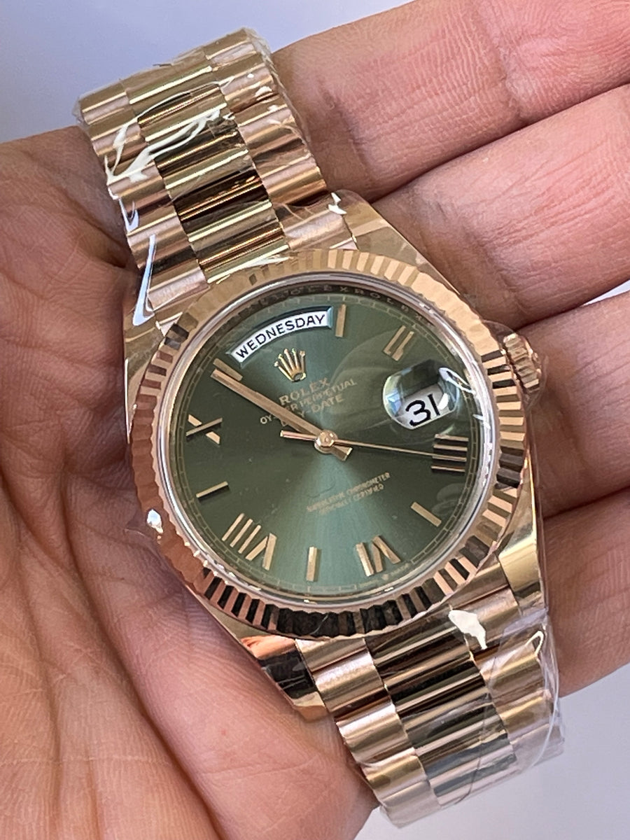 Rolex Everose Gold Day-Date 40 - 2023 - Fluted Bezel - Olive Green Roman Dial - President Bracelet - 228235