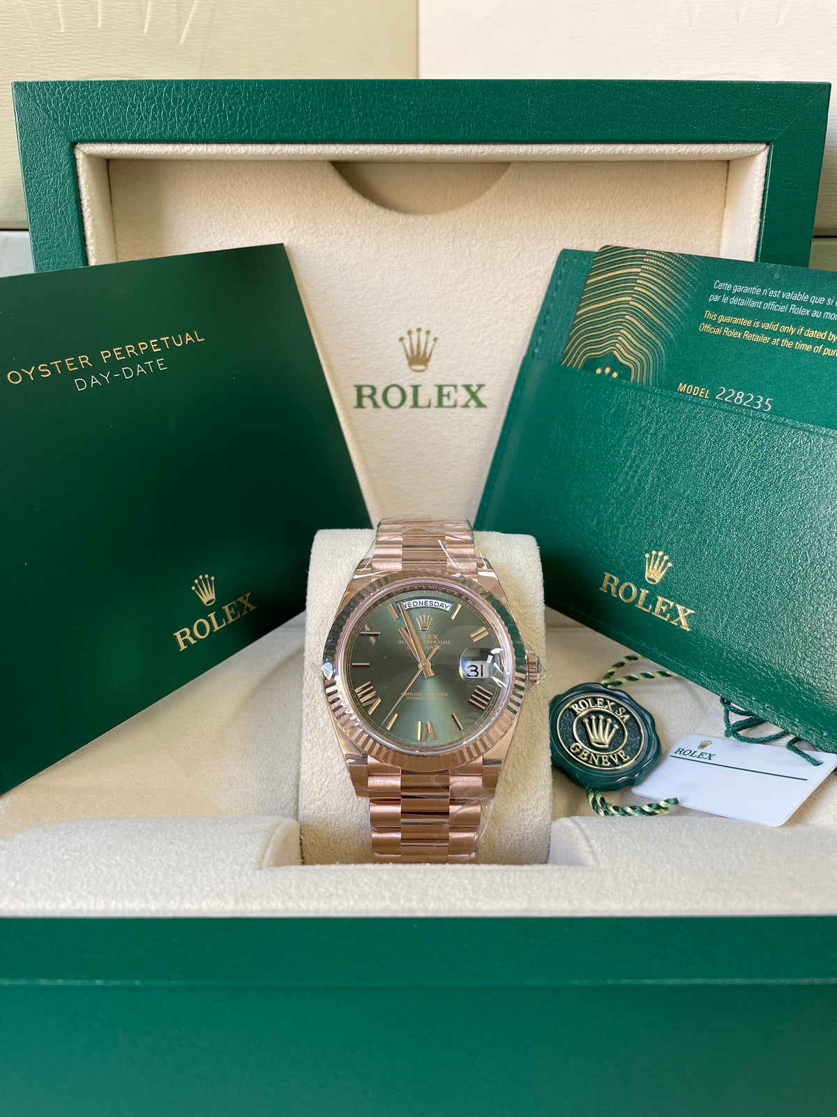 Rolex Everose Gold Day-Date 40 - 2023 - Fluted Bezel - Olive Green Roman Dial - President Bracelet - 228235