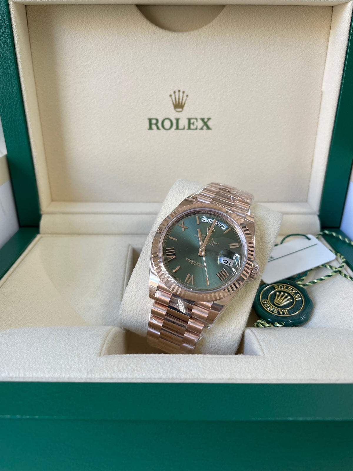 Rolex Everose Gold Day-Date 40 - 2023 - Fluted Bezel - Olive Green Roman Dial - President Bracelet - 228235