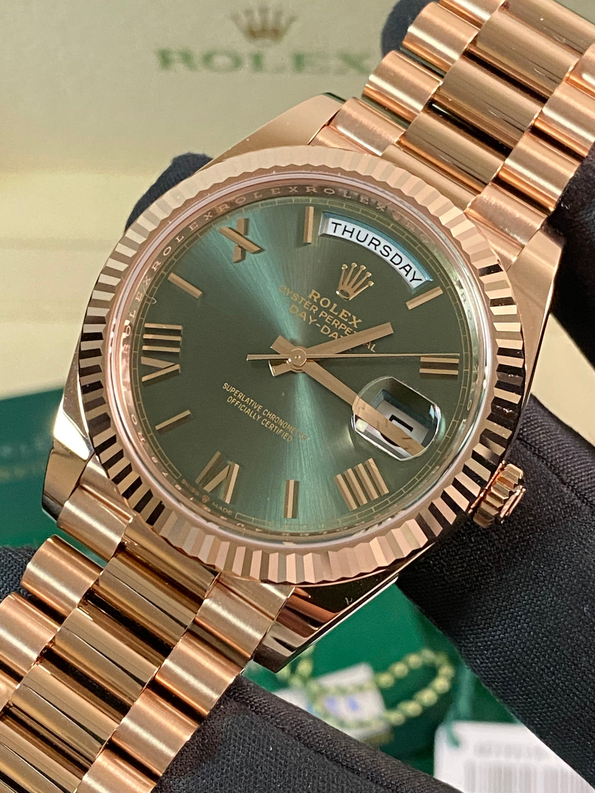 Rolex Everose Gold Day-Date 40 - 2024 - Fluted Bezel - Olive Green Roman Dial - President Bracelet - 228235 *FULL SET*