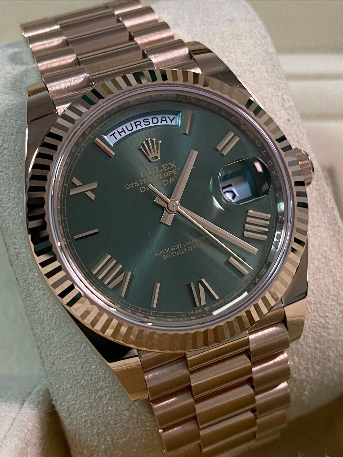 Rolex Everose Gold Day-Date 40 - 2024 - Fluted Bezel - Olive Green Roman Dial - President Bracelet - 228235 *FULL SET*