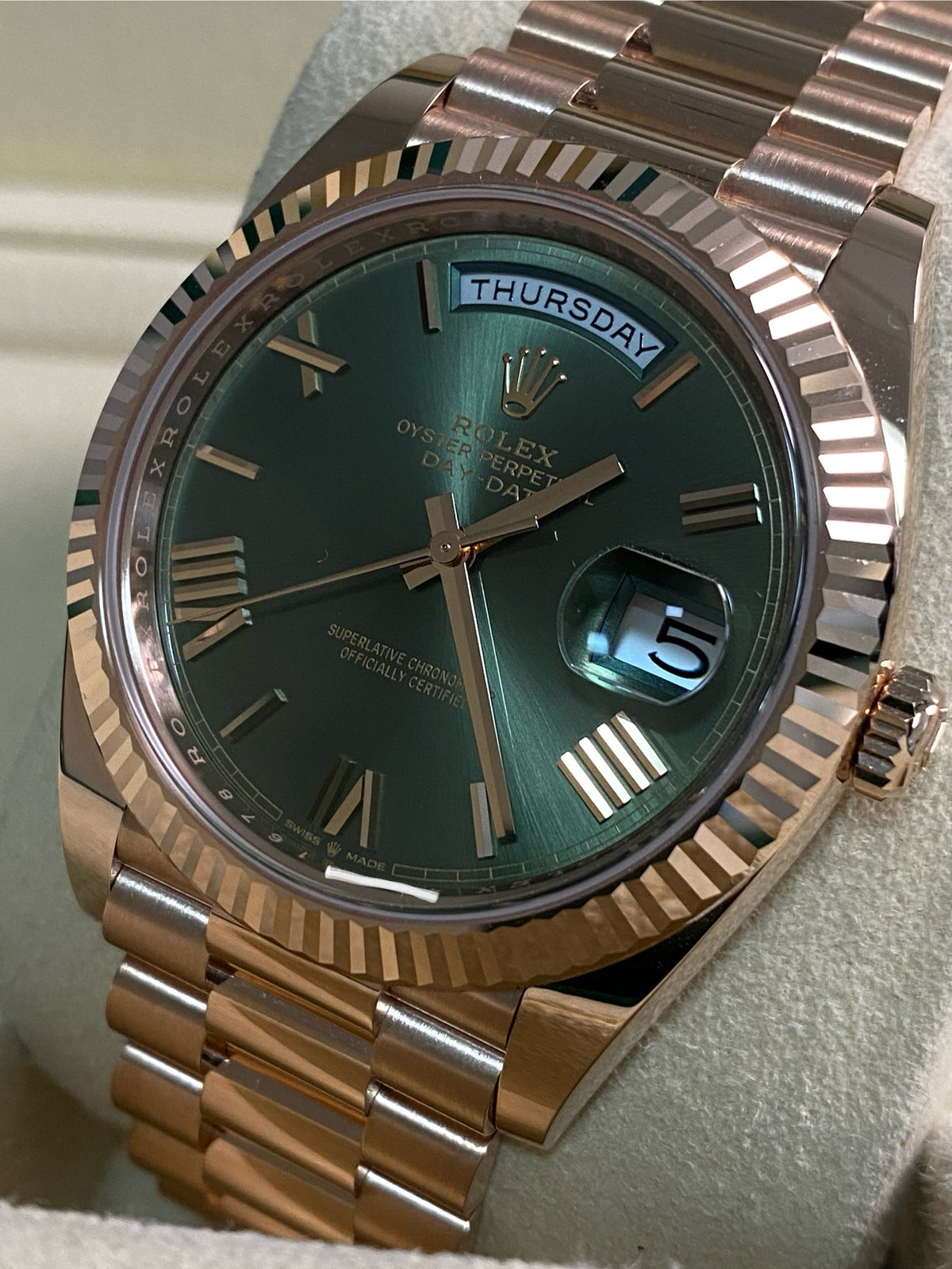 Rolex Everose Gold Day-Date 40 - 2024 - Fluted Bezel - Olive Green Roman Dial - President Bracelet - 228235 *FULL SET*