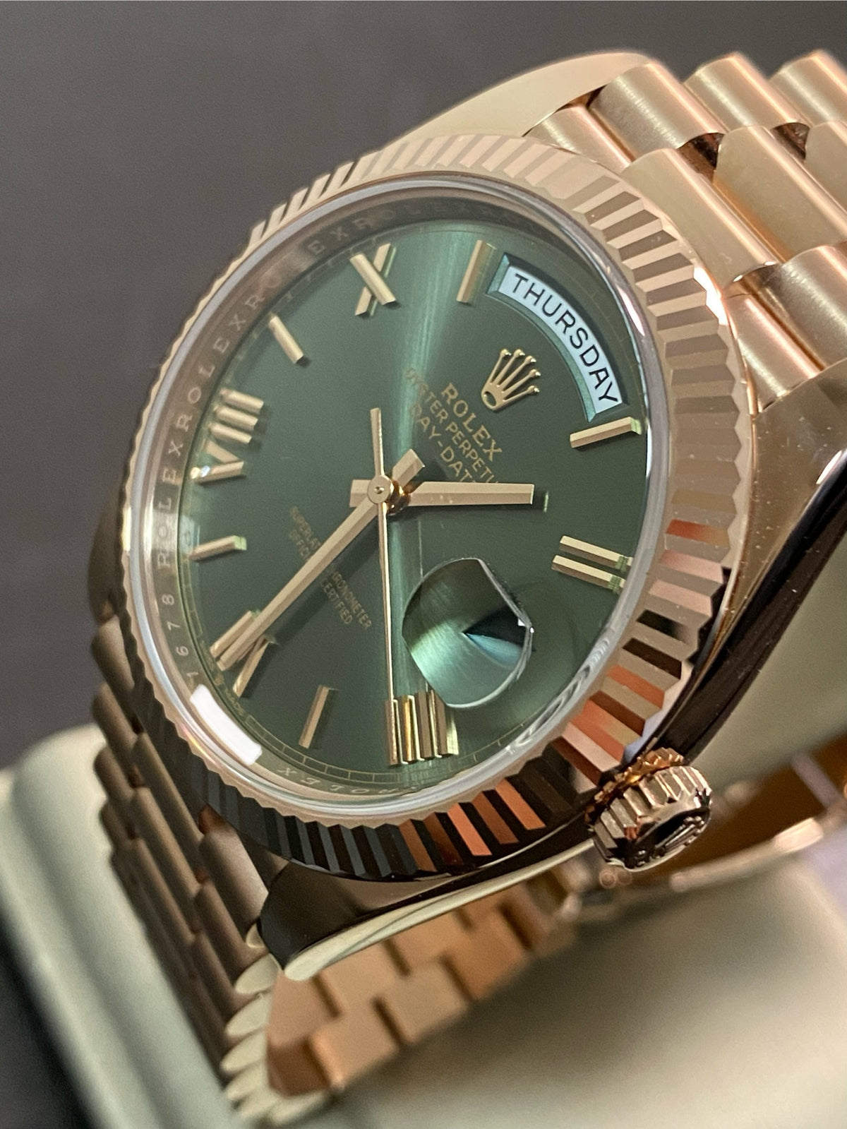 Rolex Everose Gold Day-Date 40 - 2024 - Fluted Bezel - Olive Green Roman Dial - President Bracelet - 228235 *FULL SET*