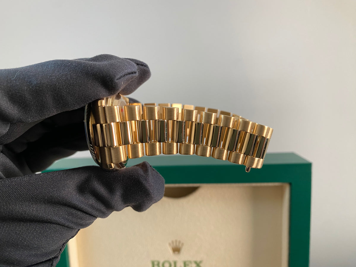 Rolex Yellow Gold Day-Date 36 - 2012 - Fluted Bezel - Factory Diamond Dial - President Bracelet - 118238