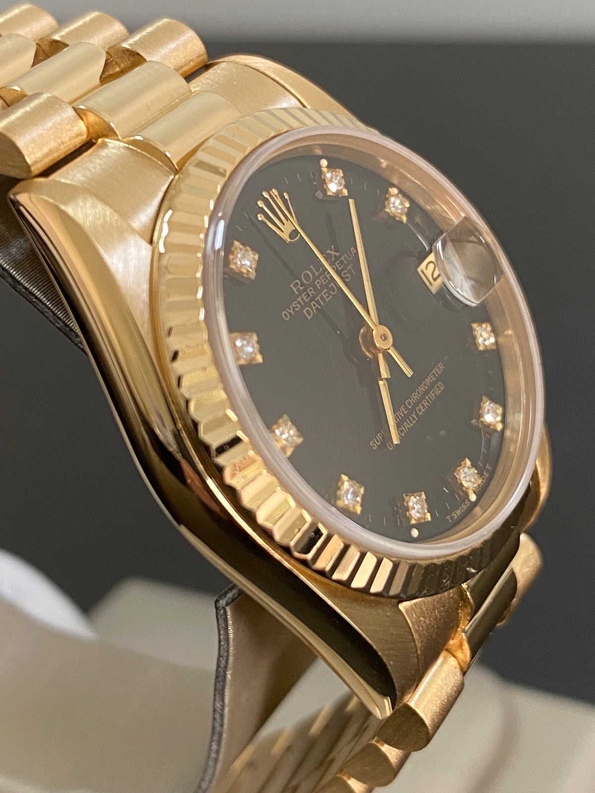 Rolex Yellow Gold Datejust 31 - L serial - Fluted Bezel - Black Diamond Dial - President Bracelet - 68278