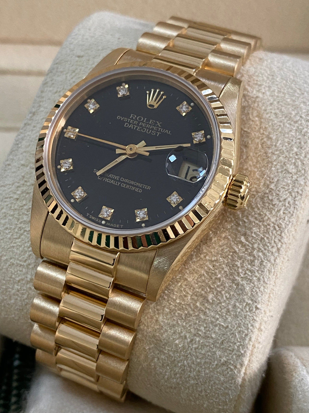 Rolex Yellow Gold Datejust 31 - L serial - Fluted Bezel - Black Diamond Dial - President Bracelet - 68278