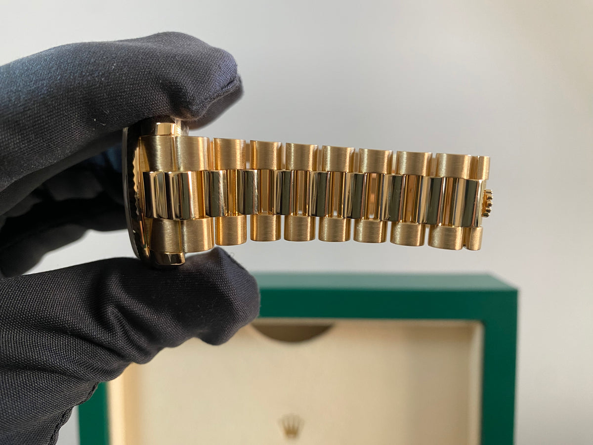 Rolex Yellow Gold Day-Date 36 - K serial - Fluted Bezel - Silver Diamond Dial - President Bracelet - 118238