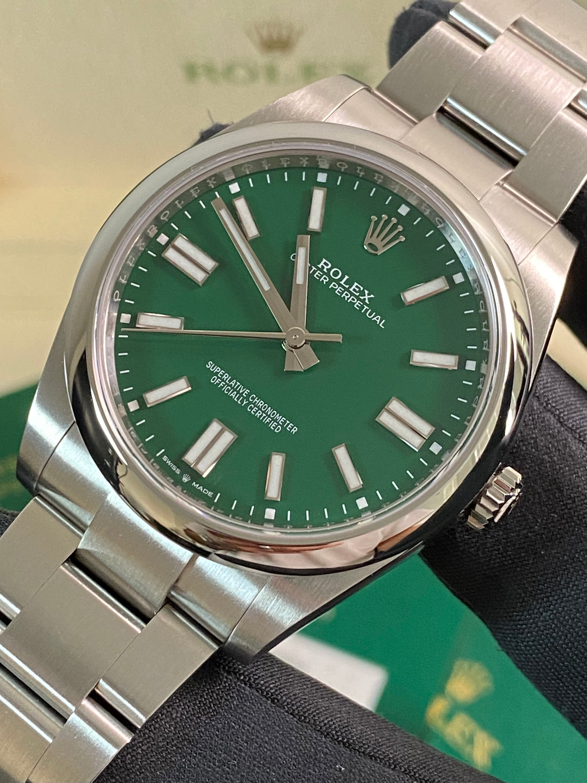 Rolex Oyster Perpetual 41 - 2024 - Domed Bezel - Green Index Dial - Oyster Bracelet - 124300 *FULL SET*