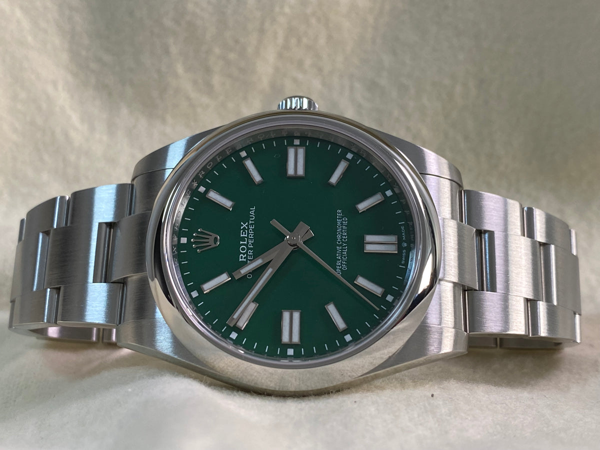 Rolex Oyster Perpetual 41 - 2024 - Domed Bezel - Green Index Dial - Oyster Bracelet - 124300 *FULL SET*