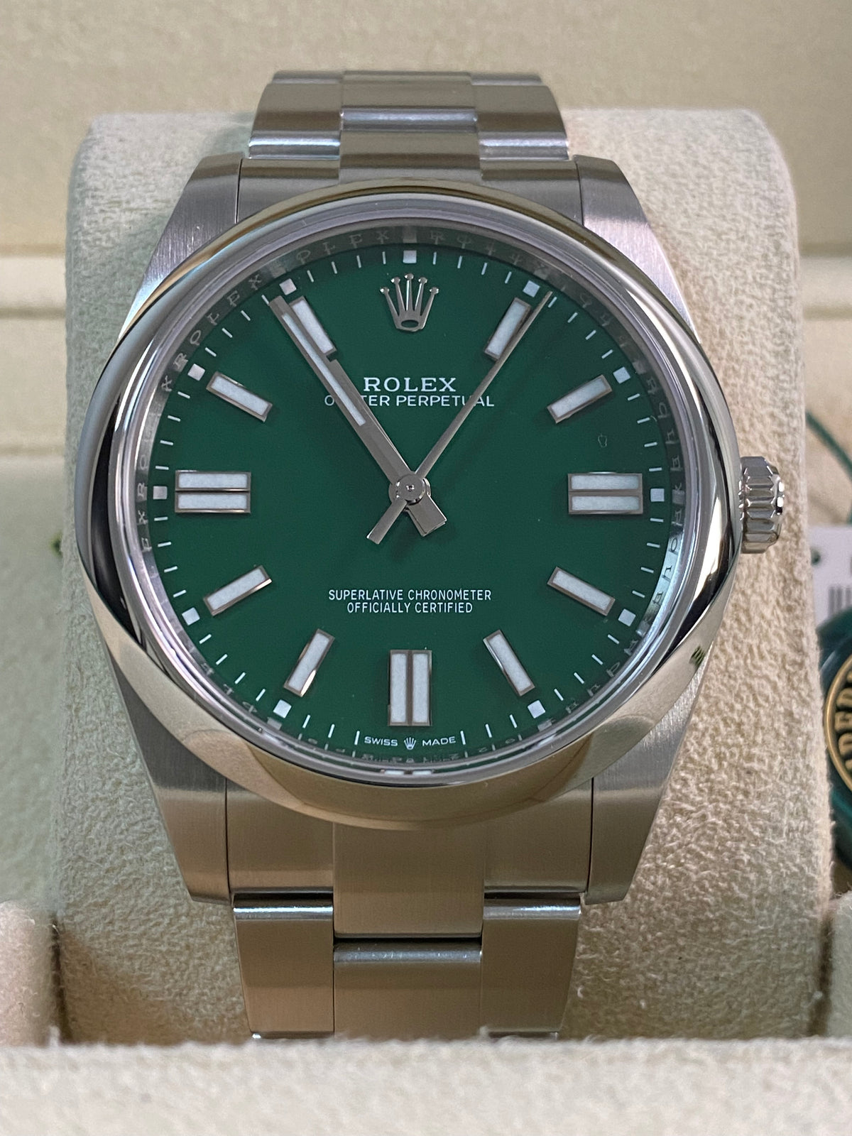 Rolex Oyster Perpetual 41 - 2024 - Domed Bezel - Green Index Dial - Oyster Bracelet - 124300 *FULL SET*