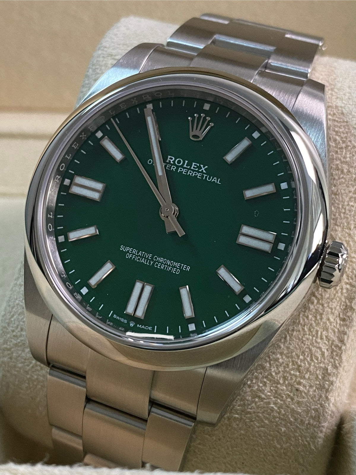 Rolex Oyster Perpetual 41 - 2024 - Domed Bezel - Green Index Dial - Oyster Bracelet - 124300 *FULL SET*