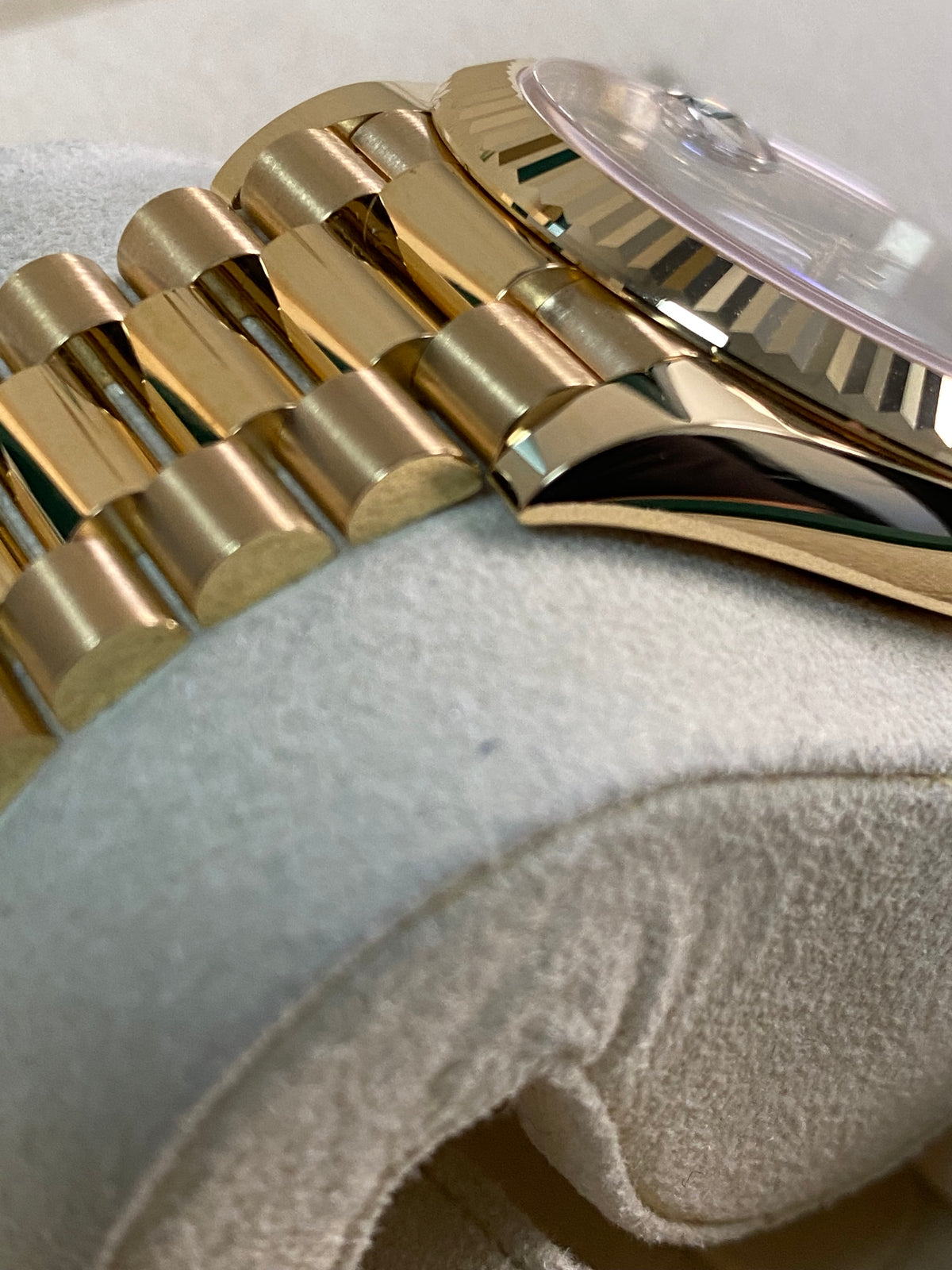 Rolex Yellow Gold Day-Date 40 - 2024 - Fluted Bezel - Green Ombre Dial - President Bracelet - 228238 *FULL SET*