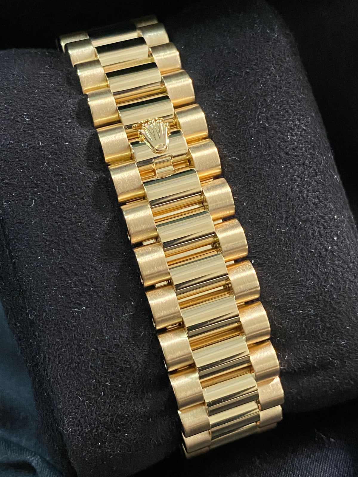 Rolex Yellow Gold Day-Date 36 - 2010 - Fluted Bezel - Factory Diamond Dial - President Bracelet - 118238 *FULL SET*